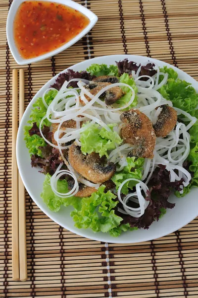 Rice noodles with mushrooms in breadcrumbs in lettuce leaves — Stock Photo, Image