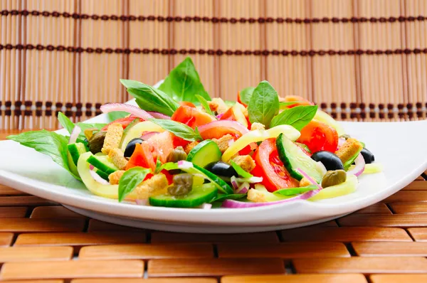 Vegetable salad with basil — Stock Photo, Image