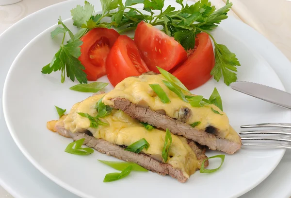 Côtelette de porc aux champignons et fromage — Photo