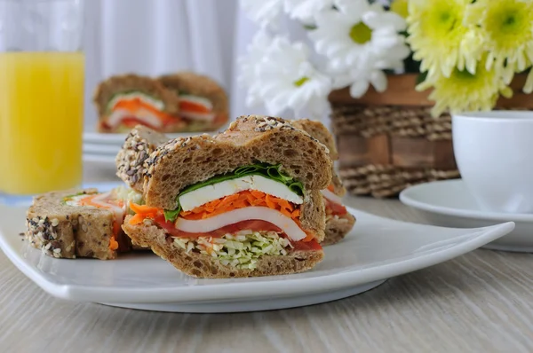 Baguette with chicken and vegetables — Stock Photo, Image