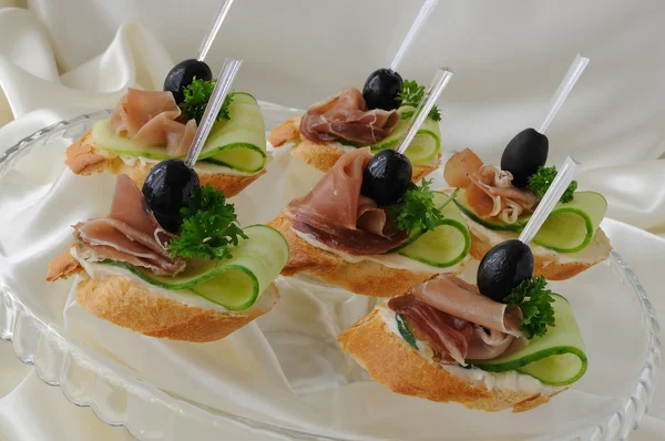 Canapés com presunto — Fotografia de Stock