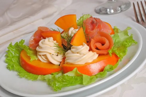 柿和奶油芝士三文鱼色拉 — 图库照片