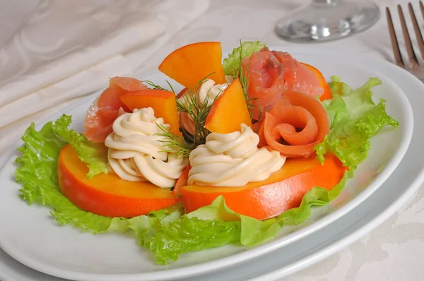 Salada de salmão com cáqui e creme de queijo — Fotografia de Stock