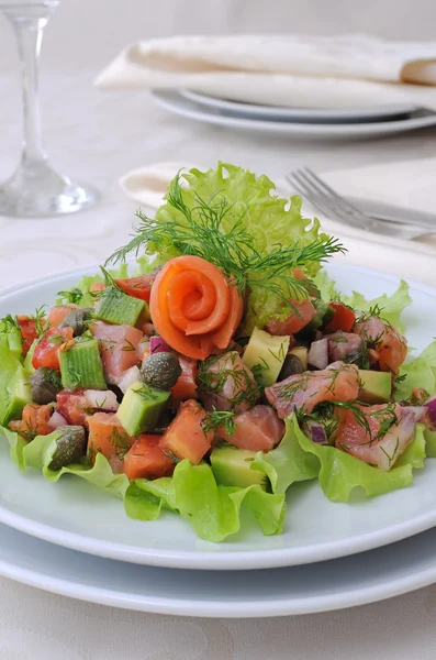 Salada de abacate com salmão — Fotografia de Stock
