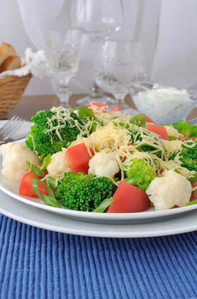 Cauliflower salad with tomatoes and broccoli — Stock Photo, Image