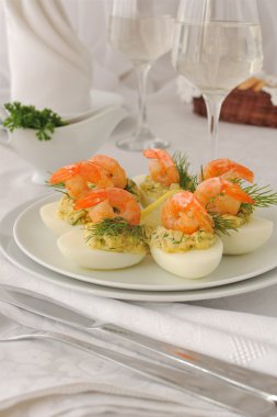 yumurta baharatlı karides dolması