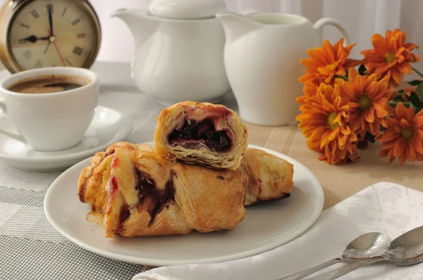 Morgens Kaffee und frisch gebackenen Kuchen mit Kirschen — Stockfoto