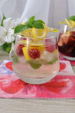 Nane ve ahududu ile taze ev yapımı limonata