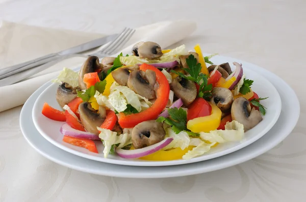 Salada vegetal com cogumelos — Fotografia de Stock