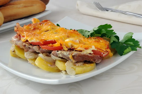 Carne e queijo com batatas — Fotografia de Stock