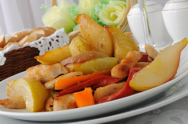 Salade van kip en gekarameliseerde peren — Stockfoto