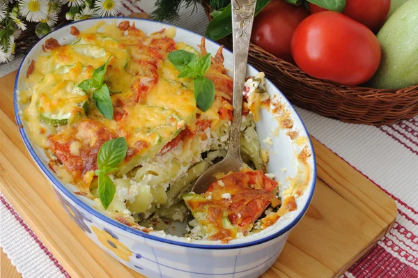 Cacerola de pasta con calabacín y tomate con queso —  Fotos de Stock