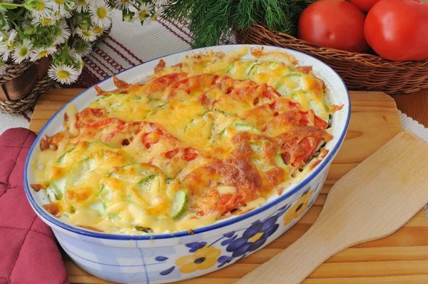 Nudelauflauf mit Zucchini und Tomate mit Käse — Stockfoto