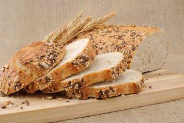 Kepekli ekmek tahıl ile