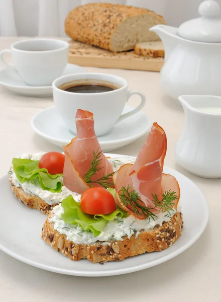 Appetizer with ham and ricotta — Stock Photo, Image