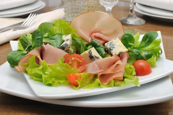 Aperitivo con rodajas de jamón y queso azul con cereza — Foto de Stock