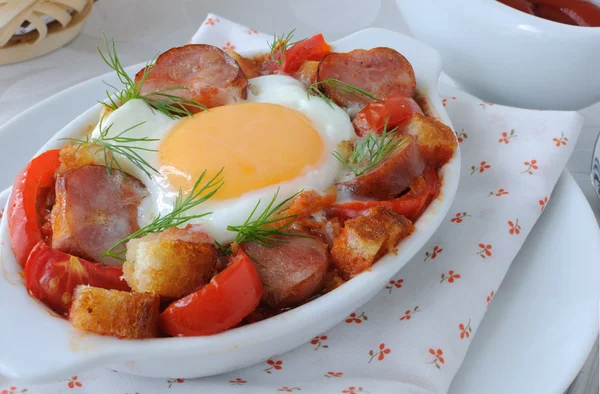 Ragoût avec saucisse et oeuf — Photo