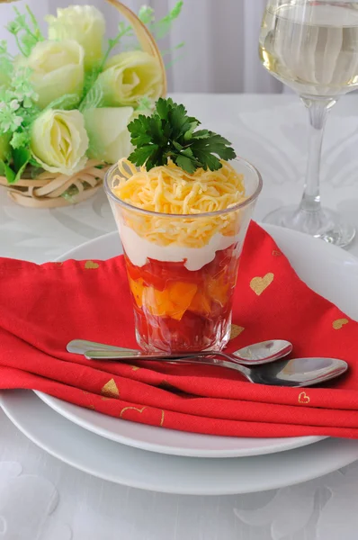 Salát z červených a žlutých rajčat s majonézou a sýrem — Stock fotografie