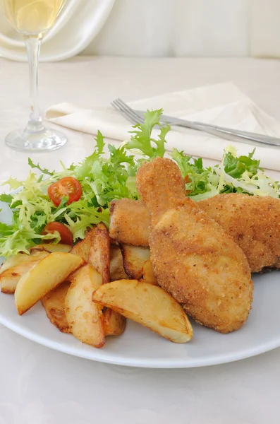Baquetas de frango com farinha de rosca com batatas e salada — Fotografia de Stock