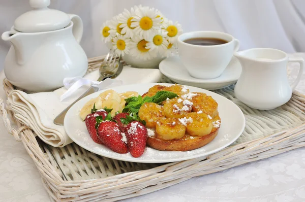 Toast français avec un sirop de banane pour le petit déjeuner — Photo