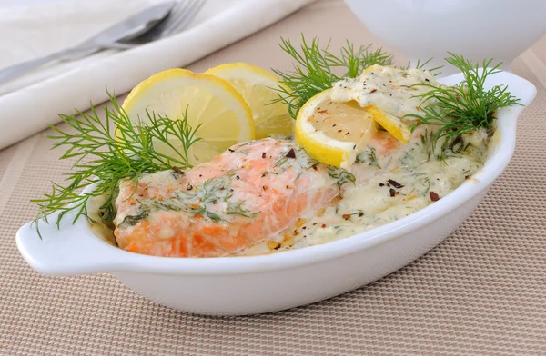 Salmão com creme e molho de limão — Fotografia de Stock