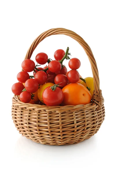 Diferentes variedades de tomates en una cesta — Foto de Stock