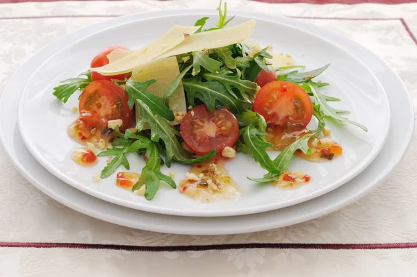 Салат из рукколы и помидоров черри с пармезановым соусом — стоковое фото