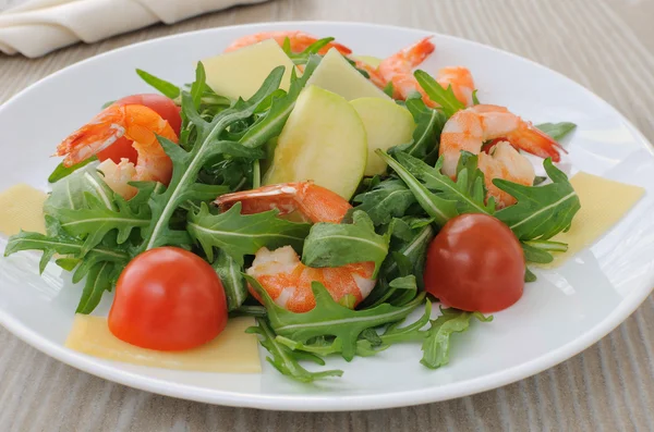 Spicy salad of arugula with cherry tomatoes and shrimp — Stock Photo, Image