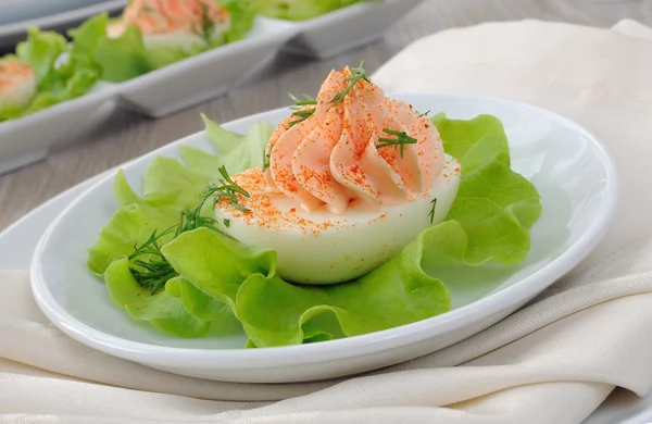 Huevos rellenos con paté de salmón —  Fotos de Stock