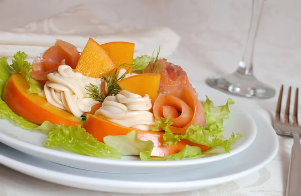 Salmon salad with persimmon and cream cheese — Stock Photo, Image