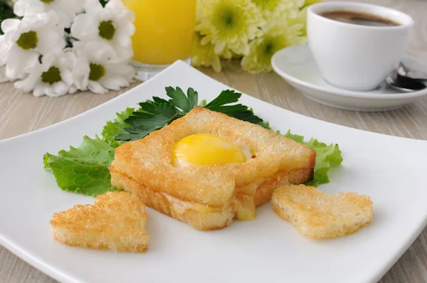 Toast med ägg i form av ett hjärta — Stockfoto