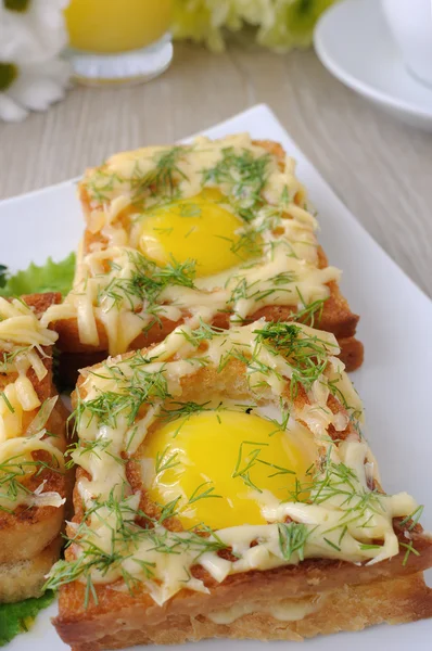 Tostadas con huevo y queso con eneldo —  Fotos de Stock