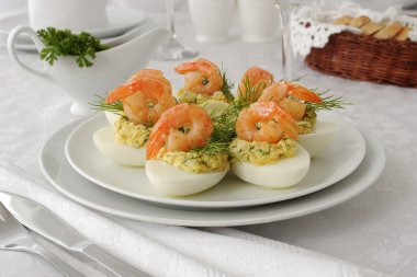 yumurta baharatlı karides dolması