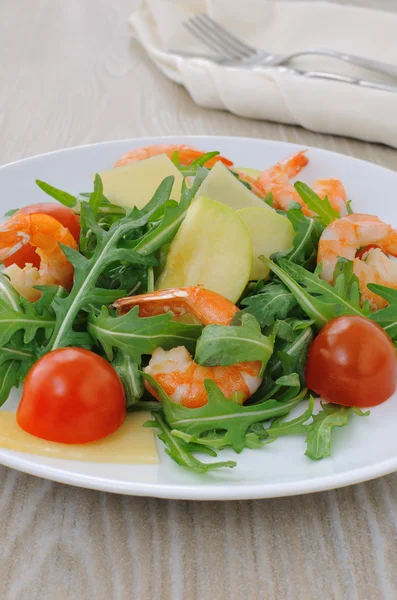 Salada picante de rúcula com tomate cereja e camarão — Fotografia de Stock