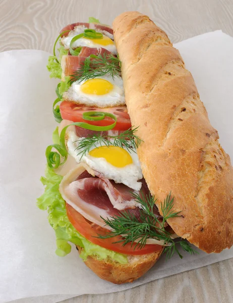 Big sandwich with ham, tomato and quail egg — Stock Photo, Image