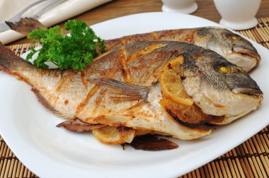 limon ile balık pişmiş dorado