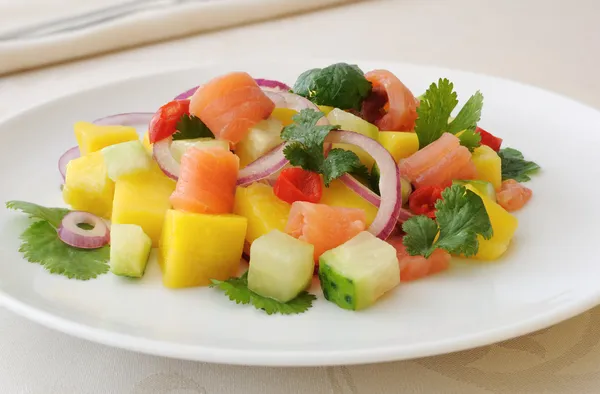 Ceviche de salmão norueguês com manga e coentro — Fotografia de Stock