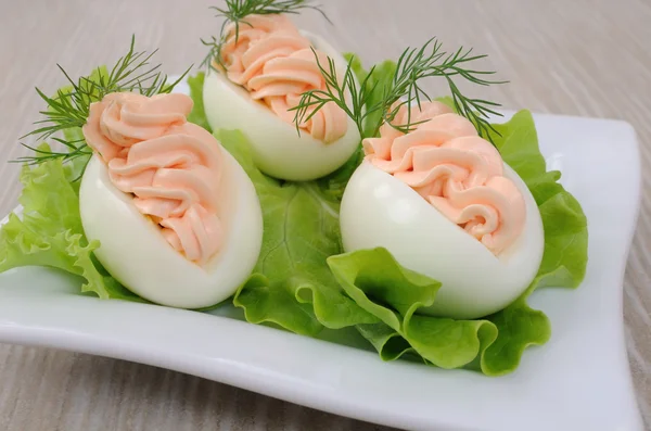 Huevos rellenos con paté de salmón —  Fotos de Stock