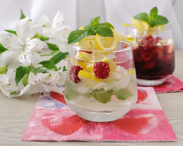 Fresh homemade lemonade with mint and raspberries — Stock Photo, Image