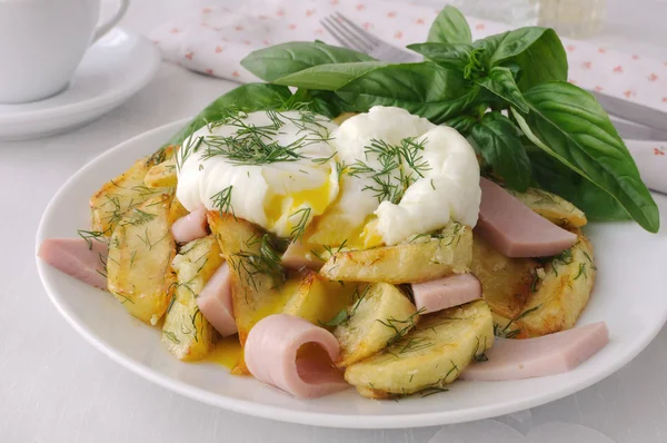 Dereotu ve jambonlu yumurta benedict ile patates kızartması — Stok fotoğraf