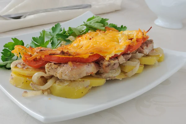 Carne e queijo com batatas — Fotografia de Stock