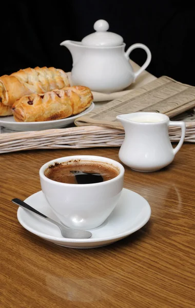 Uma xícara de café preto — Fotografia de Stock