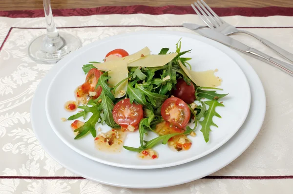 Salad of arugula and cherry tomatoes with parmesan sauce — Stock Photo, Image