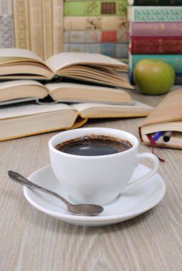 Kahve Tablo kitaplar arasında