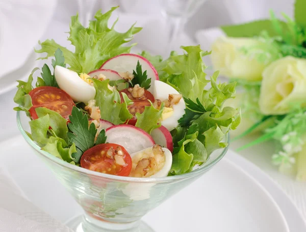 Salad of summer vegetables with quail eggs — Stock Photo, Image