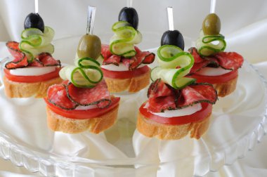 Canapés with salami