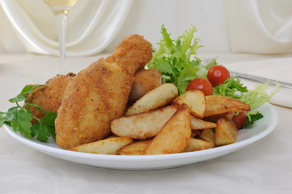 Hähnchen-Schlagzeug mit Semmelbröseln mit Kartoffeln und Salat — Stockfoto