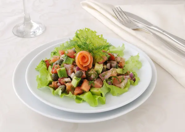 Ensalada de aguacate con salmón — Foto de Stock