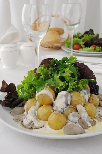 Kartoffeln mit Champignons und Sahnesoße — Stockfoto