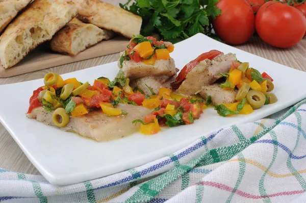 Filete de peixe abaixo de verduras — Fotografia de Stock